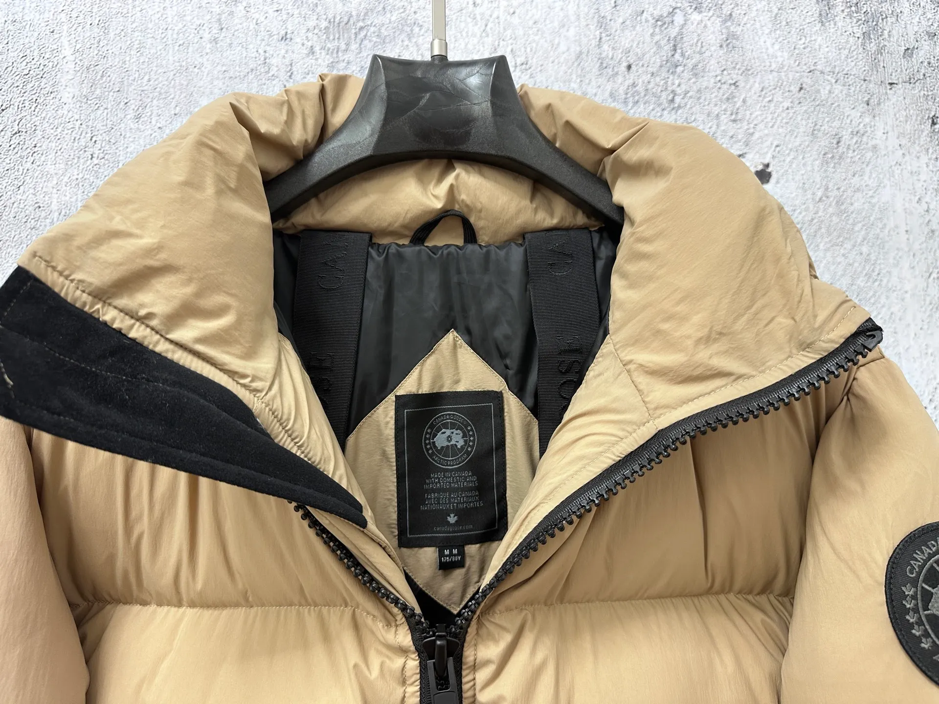 P840 【Canada gooes】Large Goose Sleeve Stand Collar Down Jacket Lawrence down jacket provides basic protection for daily adventures. Delicately soft fabric, this is a water-repellent fabric that is soft to the touch yet durable. Filled with extremely fluffy white duck down. This piece has a quilted body and structured down. Padded collar and reflective double-stripe grip tape. Extended hem and tucked-in inner rib-knit cuffs. Size: XS-2XL